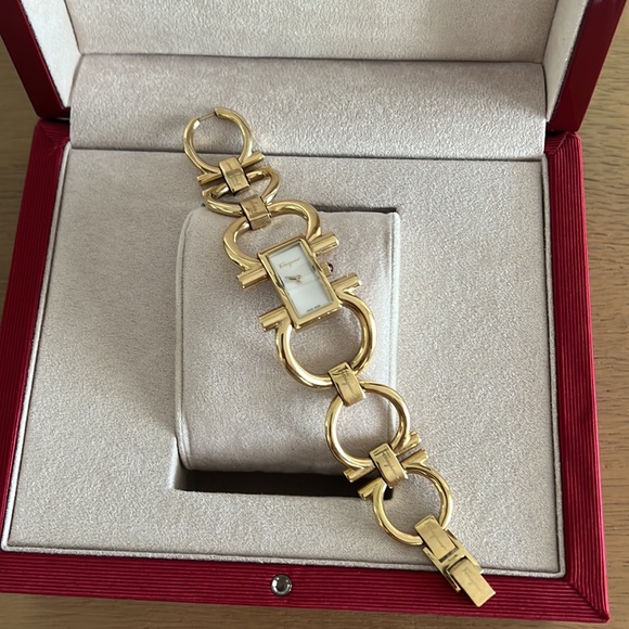 Ferragamo watch from the Double Gancini collection. Comes with box and dust bag - Picture 4 of 10